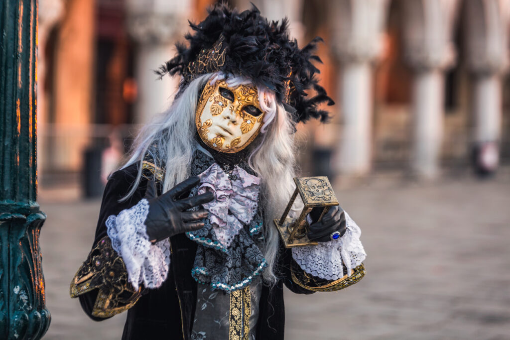 Venetië Carnaval 2018. Versierd masker op Piazza San Marco, Venetië, Italië.