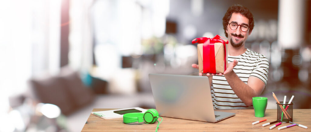 De techneut aan tafel met een cadeau